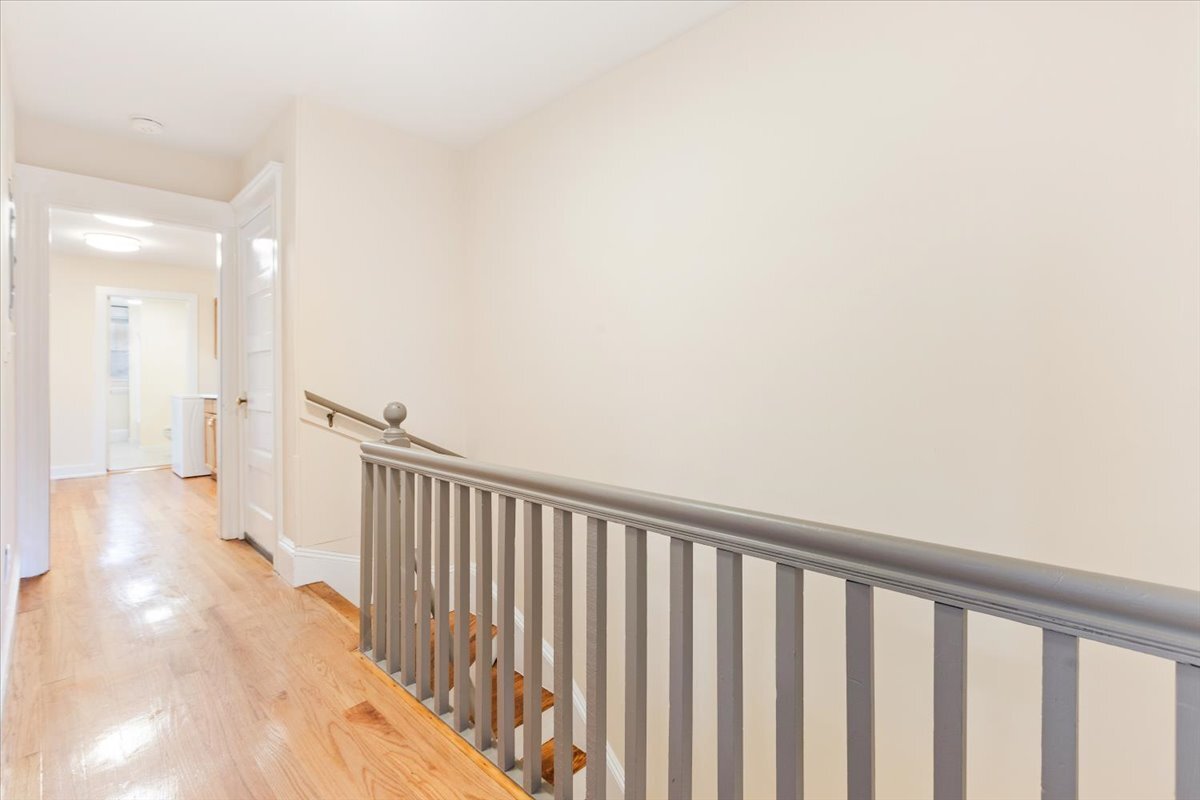 Building Photo - 52 Roslyn St