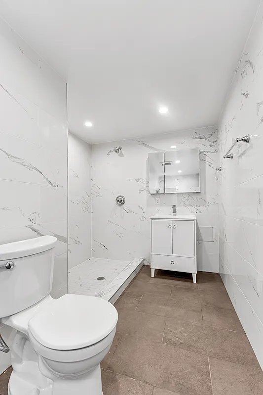 Building Photo - 28 W 11th St