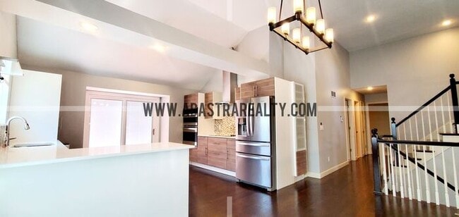 Building Photo - Gorgeous Updated Home in Blue Valley, South Overland Park-Available NOW!!