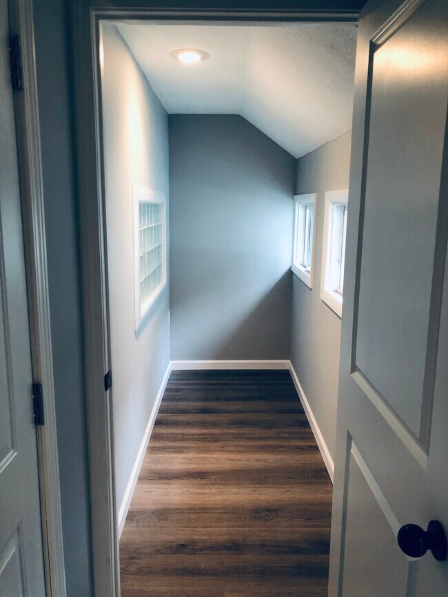 Building Photo - 2416 W 10th St