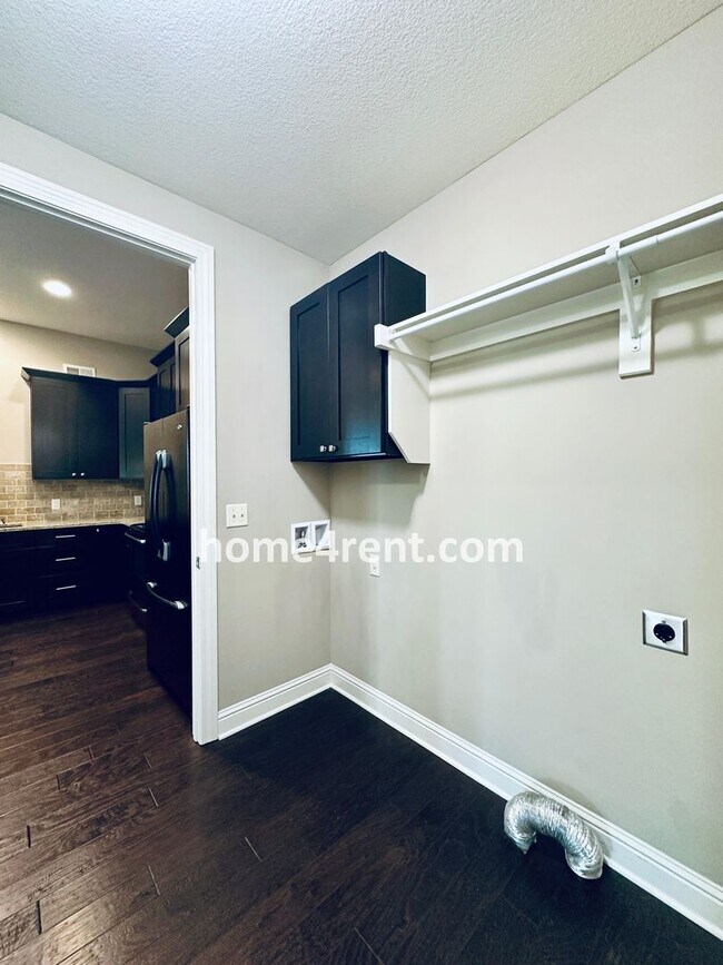 Building Photo - Main Level Primary Bedroom, Updated Kitche...