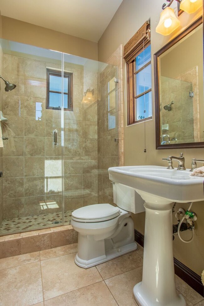 Building Photo - Large 5 bed / 5 bath Tuscan Style Home on ...