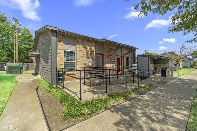 Building Photo - 3 br, 1.5 bath Apartment - Cleburne Plaza C