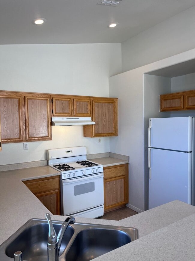 Building Photo - Single Story - 2 bedroom (Gated)