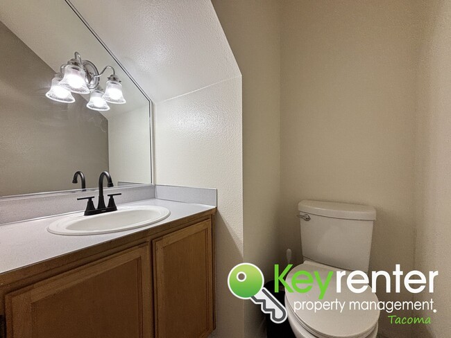 Building Photo - Spacious Northeast Tacoma 3 Bedroom 2.5 Bathroom Home for Rent in Secluded Neighborhood!