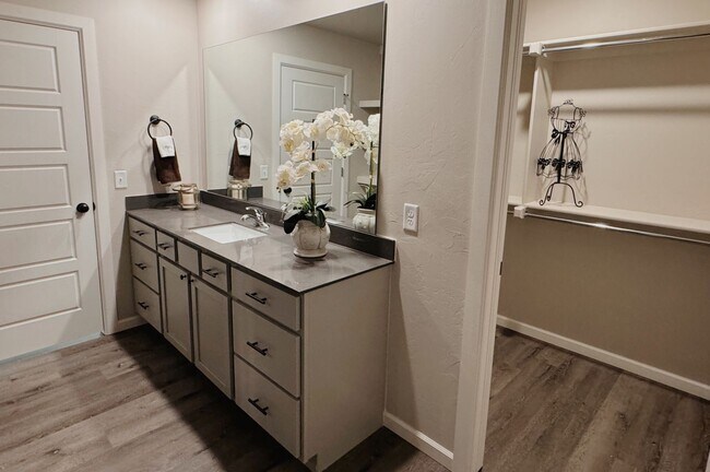 Building Photo - Townhome For Rent NW OKC!