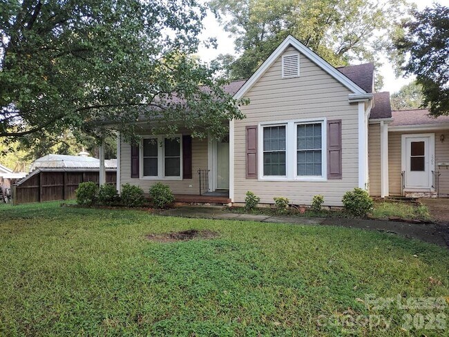 Building Photo - 1506 Wayside Dr