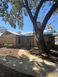 Building Photo - 728 W San Antonio St