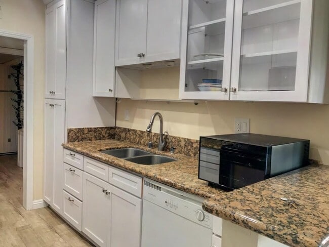 Building Photo - Beautifully updated house in Burbank Blvd is now available for rent