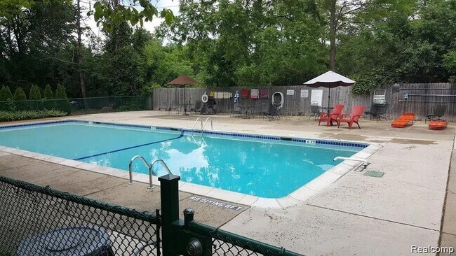 Building Photo - 928 N Adams Rd