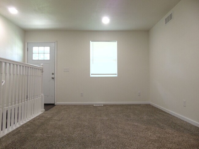 Building Photo - Newly Remodeled 4 Bed 2 Bath Duplex!