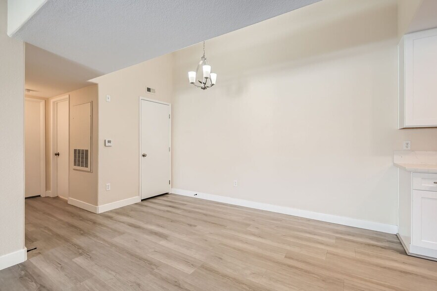 Building Photo - 950 Seven Hills Dr