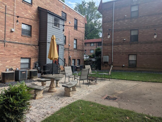 Building Photo - 317 3rd St NE
