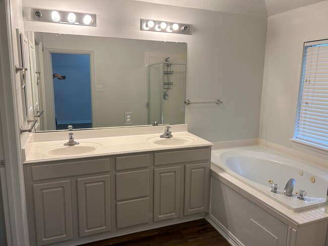 Building Photo - 3110 Keithwood Dr
