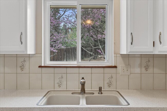 Building Photo - 4BR/4BA Updated Home with Finished Basement Suite & Landscaped Yard