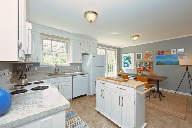 Building Photo - **FURNISHED ONE-SIDE-OF-A-DUPLEX HOME WITH BASEMENT STORAGE MINUTES FROM NASHVILLE WEST AND DOWNT...