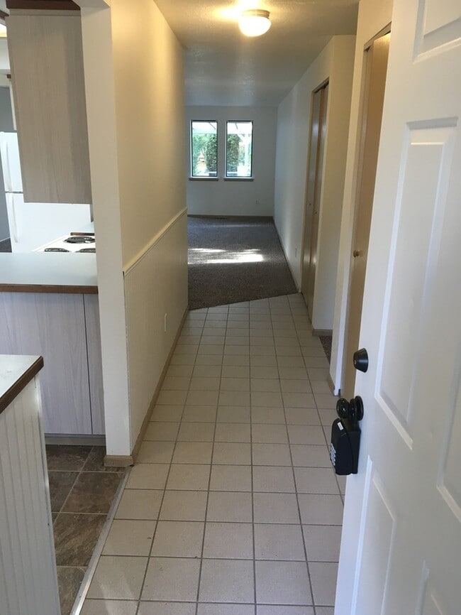 Building Photo - 2bdr 2bath duplex Mid Tacoma w/ one car garage