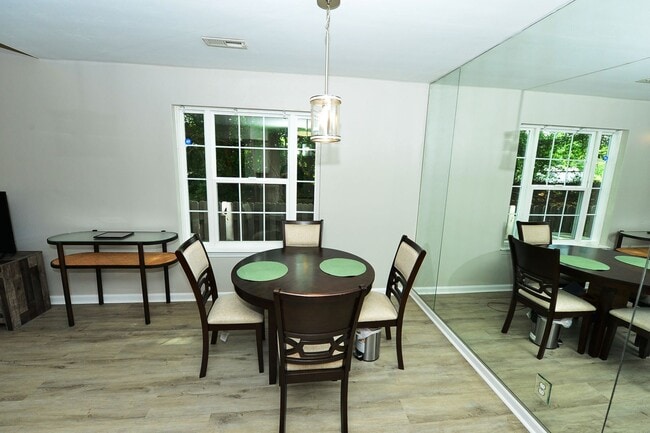 Building Photo - Community Clubhouse, exercise room & pool!