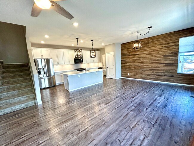 Building Photo - Better Than New! Stunning 4-year old Home Corner End-Unit with High-End Finishes