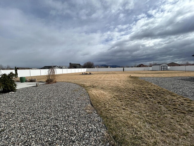 Building Photo - Luxury 4 Bed / 2 Bath Home on .84 Acres – UTILITIES INCLUDED - 3 Car Garage – RV Parking