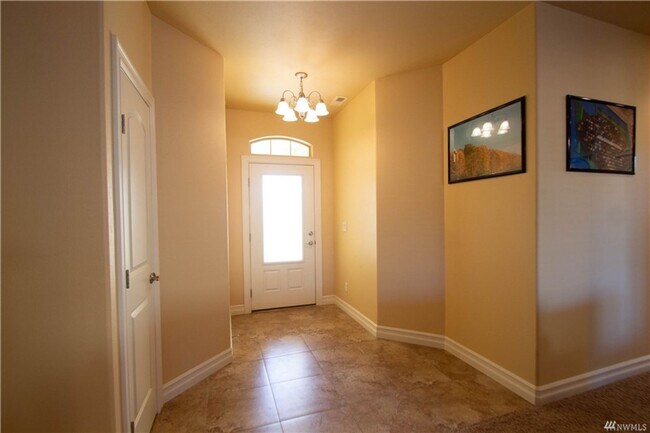 Building Photo - Beautiful 3 bed 2 bath stucco home in a newer area of homes. Just down the street from Park Orcha...