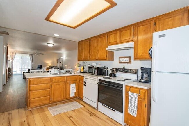 Building Photo - 565 Primrose Dr