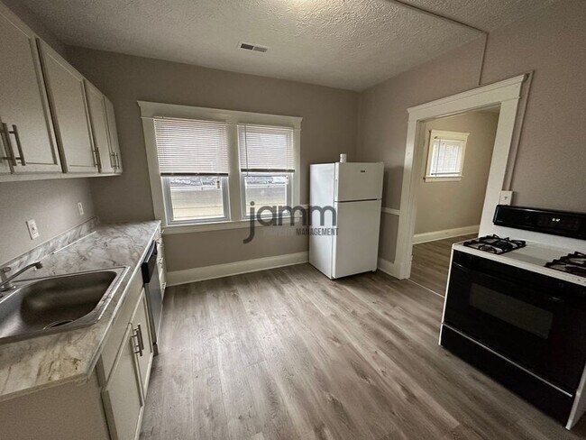 Building Photo - 3026 Monroe Ave