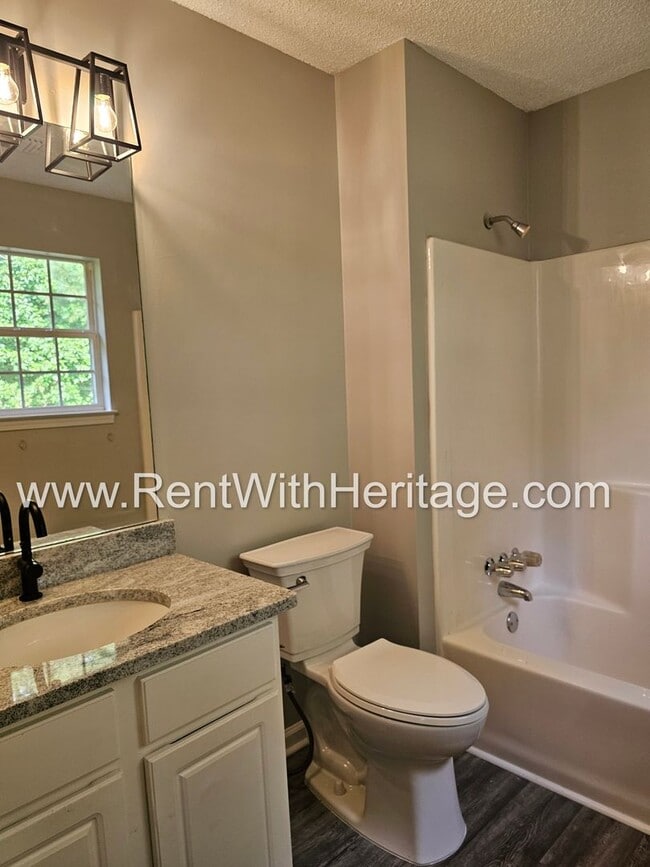 Building Photo - Gorgeous 5 bedroom/ 3 bath/ Upgrades Galor...