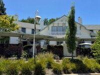 Building Photo - Tri-level townhome in highly desirable Dia...