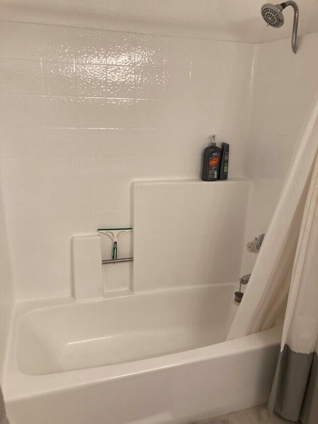 private bath - 5535 Canoga Ave