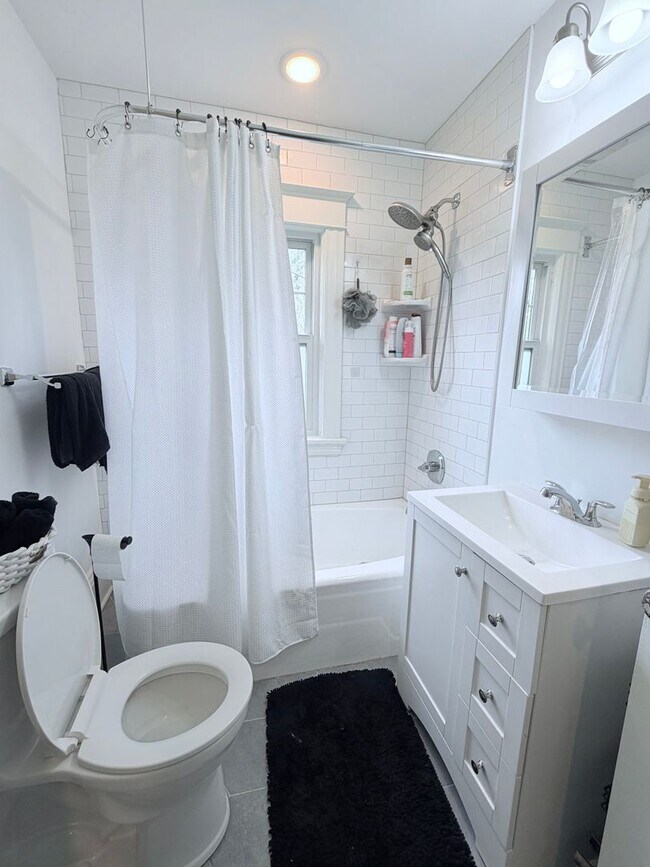 Building Photo - Gorgeous 3 Bedroom with Modern Upgrades!!