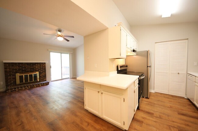 Building Photo - All Electric Second Floor Garden Condo for Rent in Wildwood