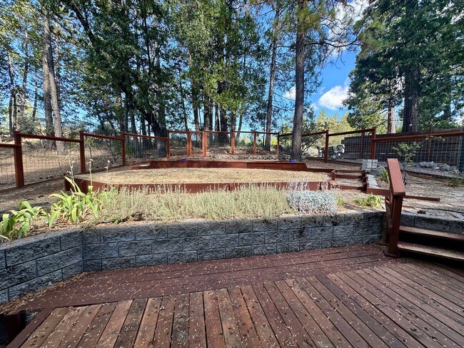 Building Photo - Gorgeous Confidence Home!!