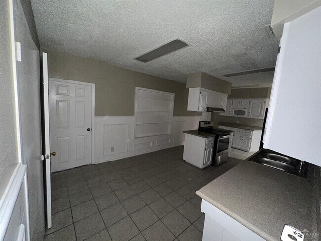 Building Photo - 700 E Sam Houston Blvd