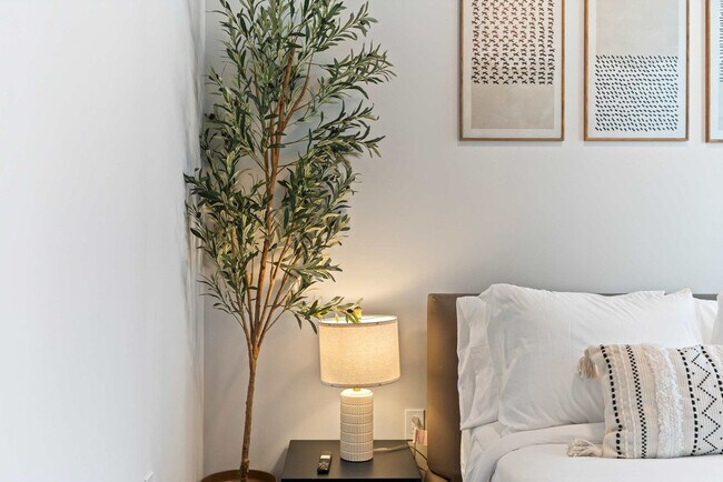 Building Photo - 121 NE 5th St