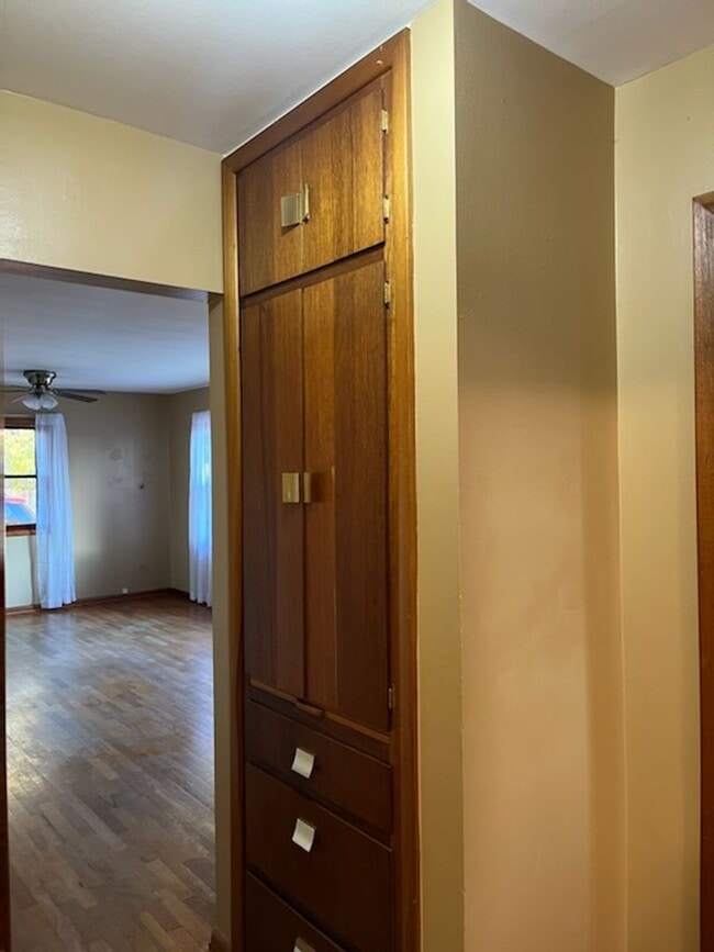 Building Photo - 2 bed 1 bath home for rent