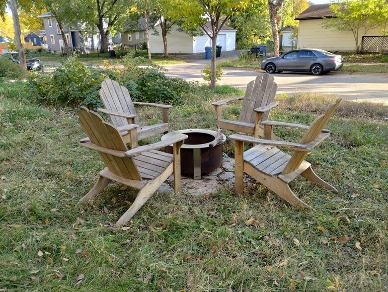 Communal fire pit - 2847 31st Avenue South