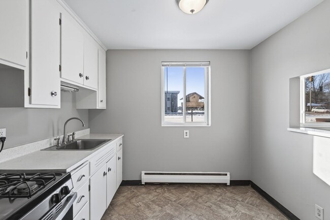 Building Photo - Spacious 2BR/1Bath Available Now!