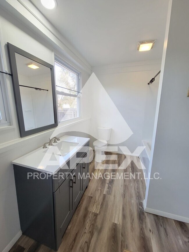 Building Photo - Charming 3Bd/2 Ba Renovated Craftsman Style Home in the Heart of Alcoa!