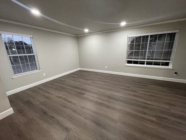 Building Photo - Modern 2 Bedroom Condo