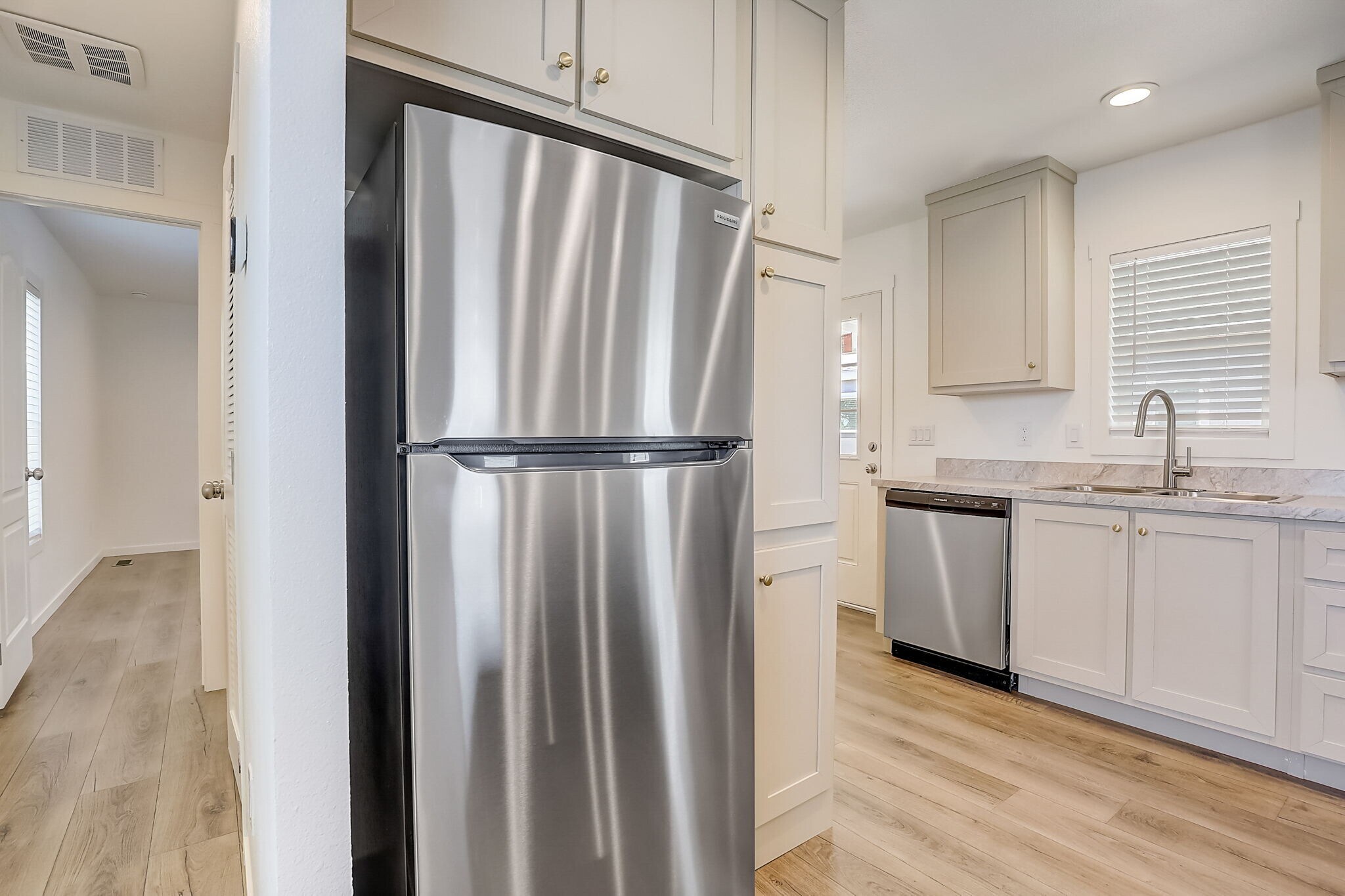 Building Photo - 3139 E Sahara Ave