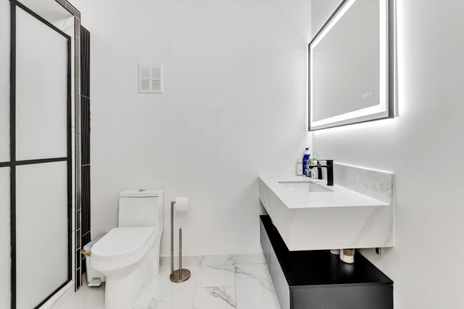 Building Photo - 720 E Coco Plum Cir