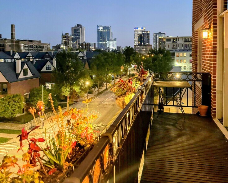 Building Photo - 1515 N Van Buren St