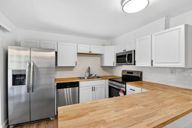 Building Photo - 198 Lake Arbor Dr