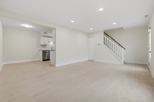 Building Photo - 763 Wellington Ave