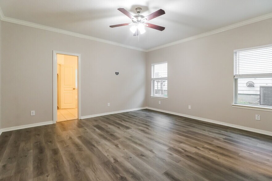 Building Photo - 606 Paradise Ln