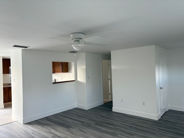 Building Photo - Spacious 2/2 with a garage available until end of December