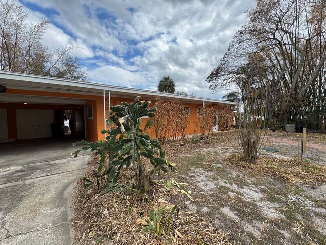 Building Photo - Stylish Florida Living on Crooked Lake