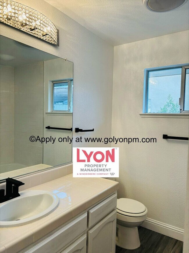 Building Photo - Beautiful Folsom Gem with backyard facing ...