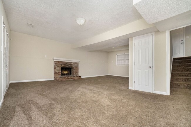 Building Photo - Large 4 Bedroom 2.5 Bath Home with 2 Car Garage